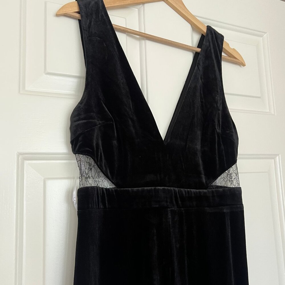 Lulus Black Velvet Wide Leg Jumpsuit Lace Back V‎ Neck Size M NWT - Picture 3 of 9